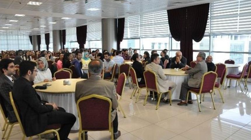 Hukuk Fak&uuml;ltesi Mezunları Ve Mensupları Yemekte Buluştu