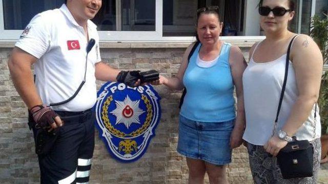 İngiliz Turist Dolmuşta Bulduğu Cüzdanı Polise Verdi