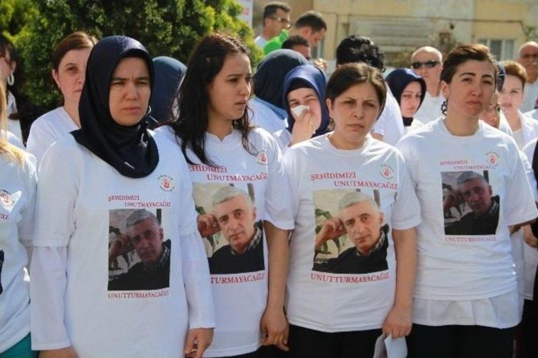 &Ouml;ld&uuml;r&uuml;len Doktor İ&ccedil;in Hastane &Ouml;n&uuml;nde Eylem