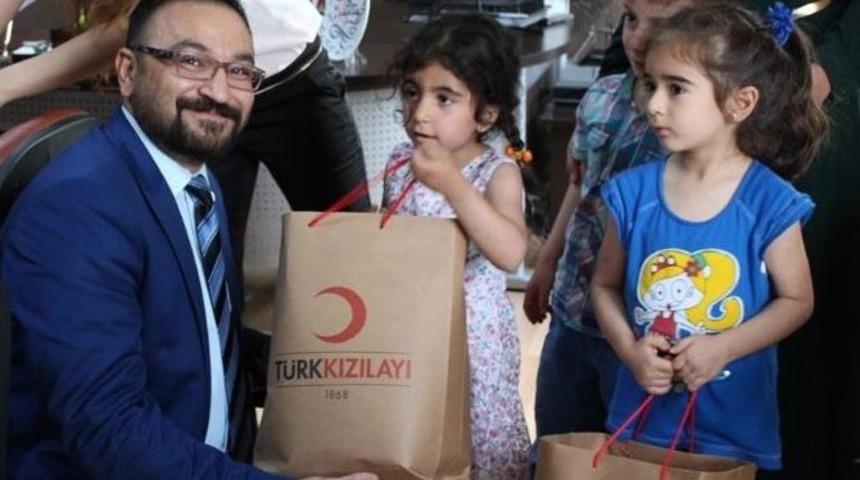 Minik &Ouml;ğrenciler Kızılay Kumbarası Yaptı