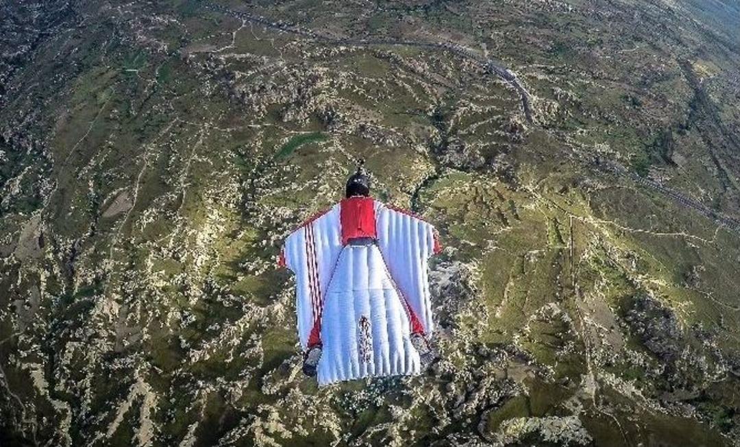 Brezilyalı &Uuml;nl&uuml; Sporcu Luigi Cani, Kapadokya&rsquo;da Wıngsuıt Atlayışı Ger&ccedil;ekleştirdi