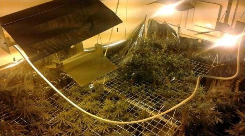 Esrar Elde Etmek I&ccedil;in Evini Seraya D&ouml;n&uuml;şt&uuml;rd&uuml;