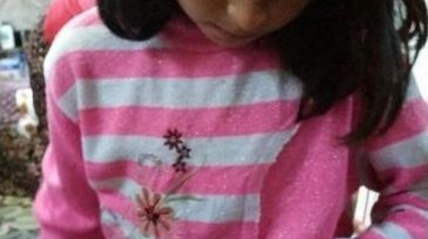 K&uuml;&ccedil;&uuml;k Ayşe, Yavru Yaban Tavşanını Ke&ccedil;i S&uuml;t&uuml; İle Besliyor