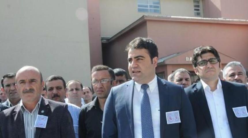 Hakkari'deki Sağlık &Ccedil;alışanları, &Ouml;ld&uuml;r&uuml;len Doktor I&ccedil;in Eylem Yaptı