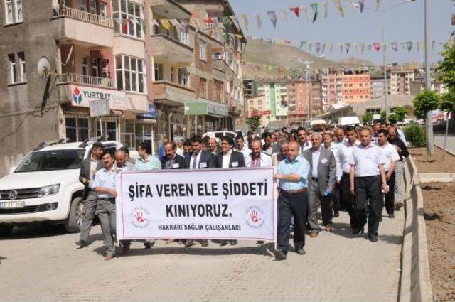 Hakkari'deki Sağlık Çalışanları, Öldürülen Doktor Için Eylem Yaptı