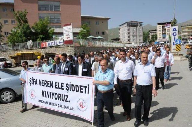 Hakkari'deki Sağlık Çalışanları, Öldürülen Doktor Için Eylem Yaptı