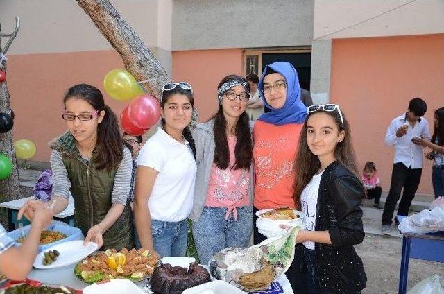 Çocuklar Eğitimlerine Katkı İçin Kermes Düzenlediler