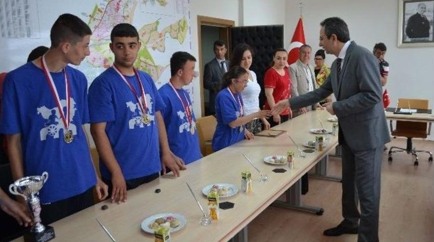 3. Balkan &Ouml;zel Gereksinimli &Ccedil;ocuklar Spor Oyunları&rsquo;nda Dereceye Giren &Ouml;ğrenciler &Ouml;d&uuml;llendirildi