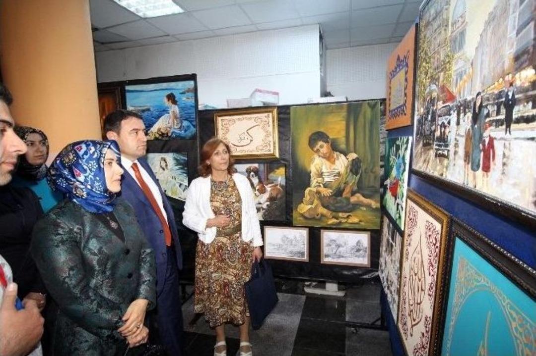 Vali Işın Yılsonu Sergisini Gezdi