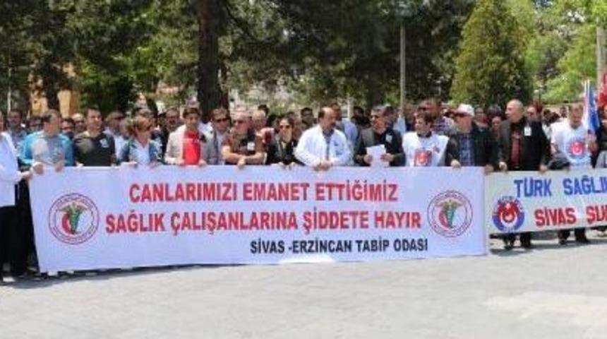 Sivas'ta Sağlık&ccedil;ılardan Şiddet Protestosu