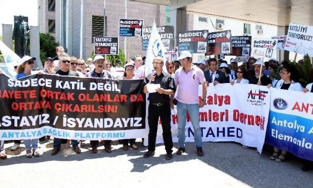 Antalya&rsquo;da Sağlık&ccedil;ılar İş Bıraktı
