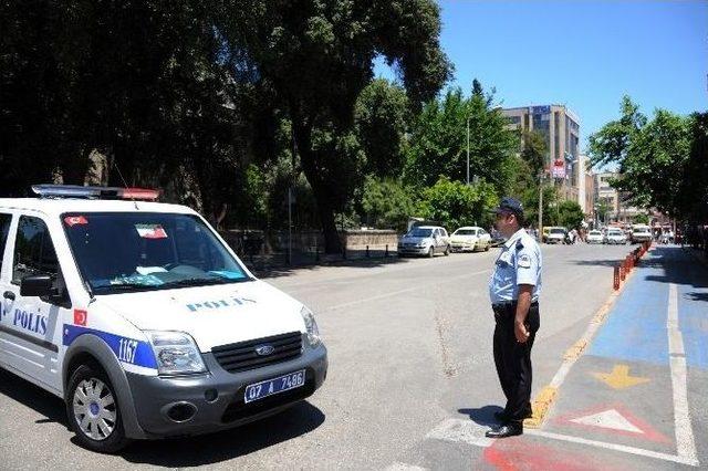 Antalya’da Şüpheli Paketten Uyku Tulumu Çıktı