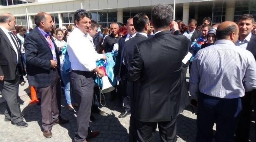 Kars&rsquo;ta Sağlık &Ccedil;alışanları Meslektaşlarına Yapılan Saldırıyı Protesto Etti