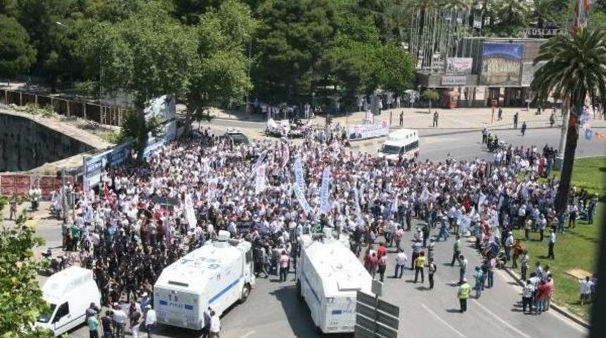 İzmir'de Doktorlar, Kırmızıya Boyanmış Beyaz &Ouml;nl&uuml;k Astı