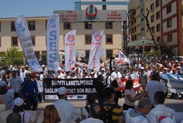 İzmir'de Doktorlar, Kırmızıya Boyanmış Beyaz Önlük Astı