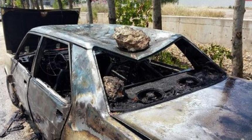 Taş Attıkları Otomobili Ateşe Verdiler
