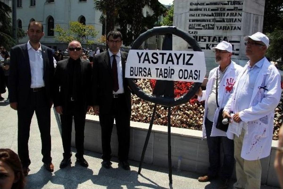 Sağlık &Ccedil;alışanları Atat&uuml;rk Anıtı&rsquo;na Siyah &Ccedil;elenk Bıraktı