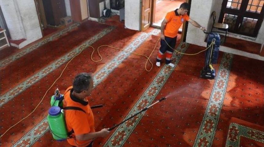 Ey&uuml;p Camilerinde Ramazan Temizliği