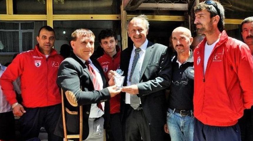 &Ouml;zden: &ldquo;engelleri Birlikte Aştık&rdquo;