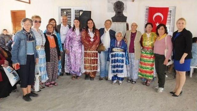 Burhaniye’de Kursiyer Kadınların Giysileri İlgi Odağı Oldu 2