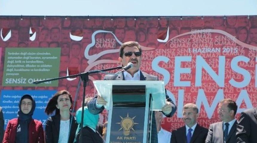 Bakan G&uuml;ll&uuml;ce Chp Standına Karanfil Bıraktı