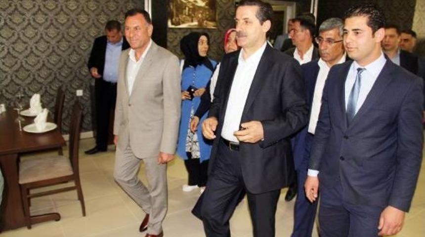 Bakan &Ccedil;elik: Bir Elde Demokrasi, Bir Elde Silahı T&uuml;rkiye Kaldırmaz