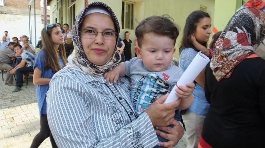Kucağında &Ccedil;ocuğu İle Belge Aldı