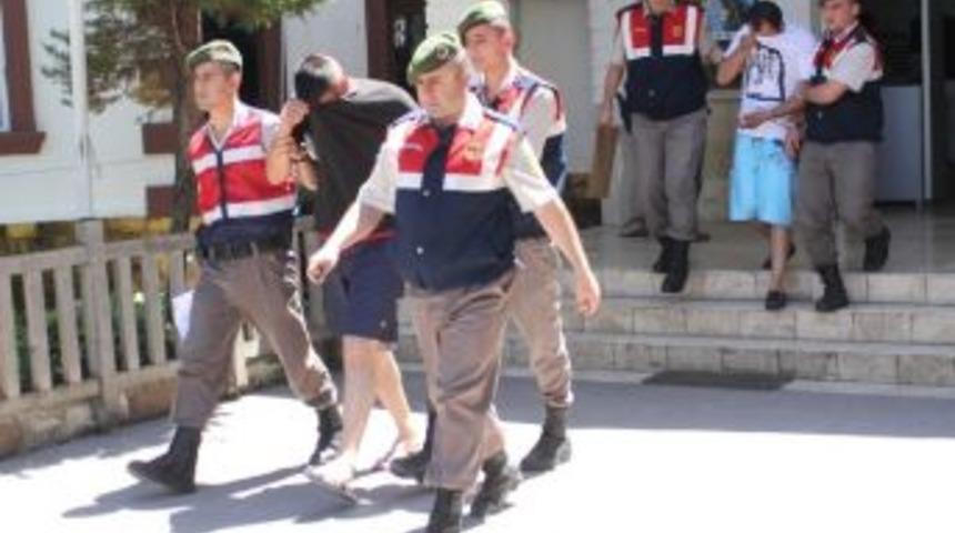 Otomobilde Bulunan 6 Silaha 2 Tutuklama