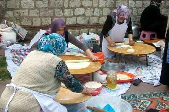 Yüksekokula Yardım İçin Yüzlerce Bazlamaç Pişirdiler