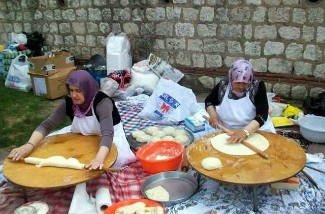 Yüksekokula Yardım İçin Yüzlerce Bazlamaç Pişirdiler