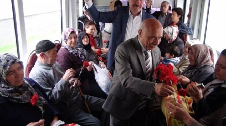 Tamer, Tramvayda Vatandaşlara Karanfil Dağıttı