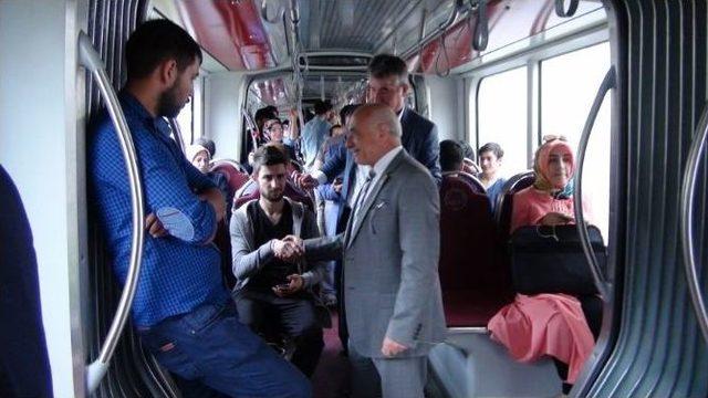 Tamer, Tramvayda Vatandaşlara Karanfil Dağıttı