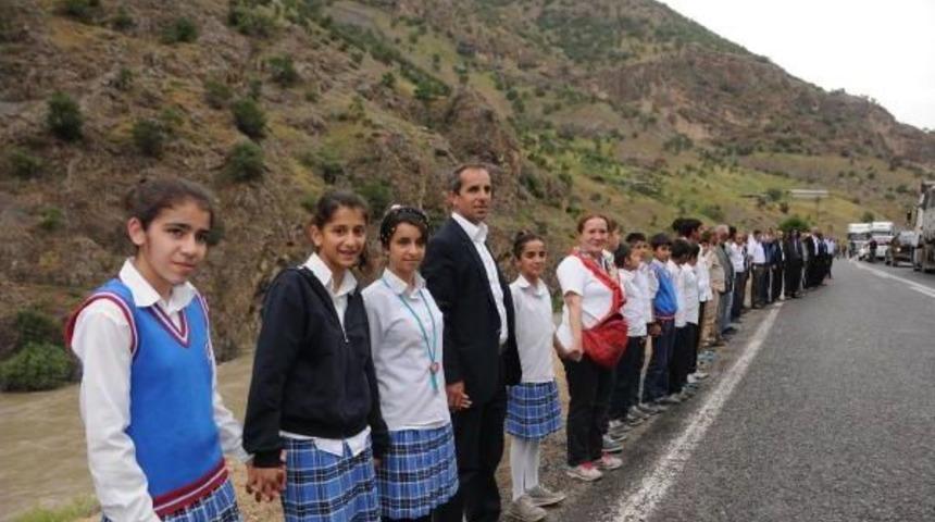 Zap Suyu Kenarına Bariyer I&ccedil;in Insan Zinciri Oluşturdular