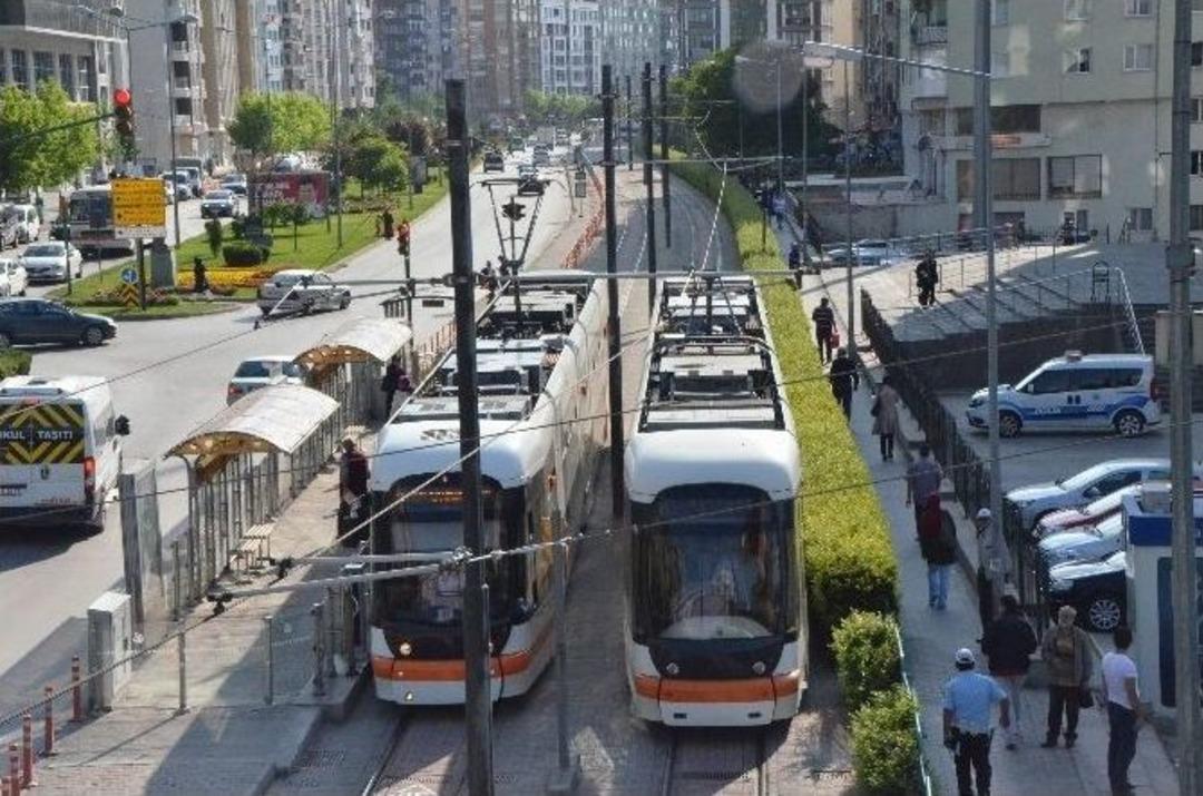 Se&ccedil;im Bayrakları Tramvayı Yarı Yolda Bıraktı