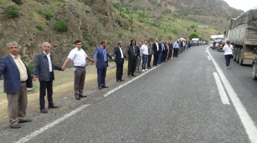 Hakkari-&ccedil;ukurca Karayolunda Bariyer Eylemi