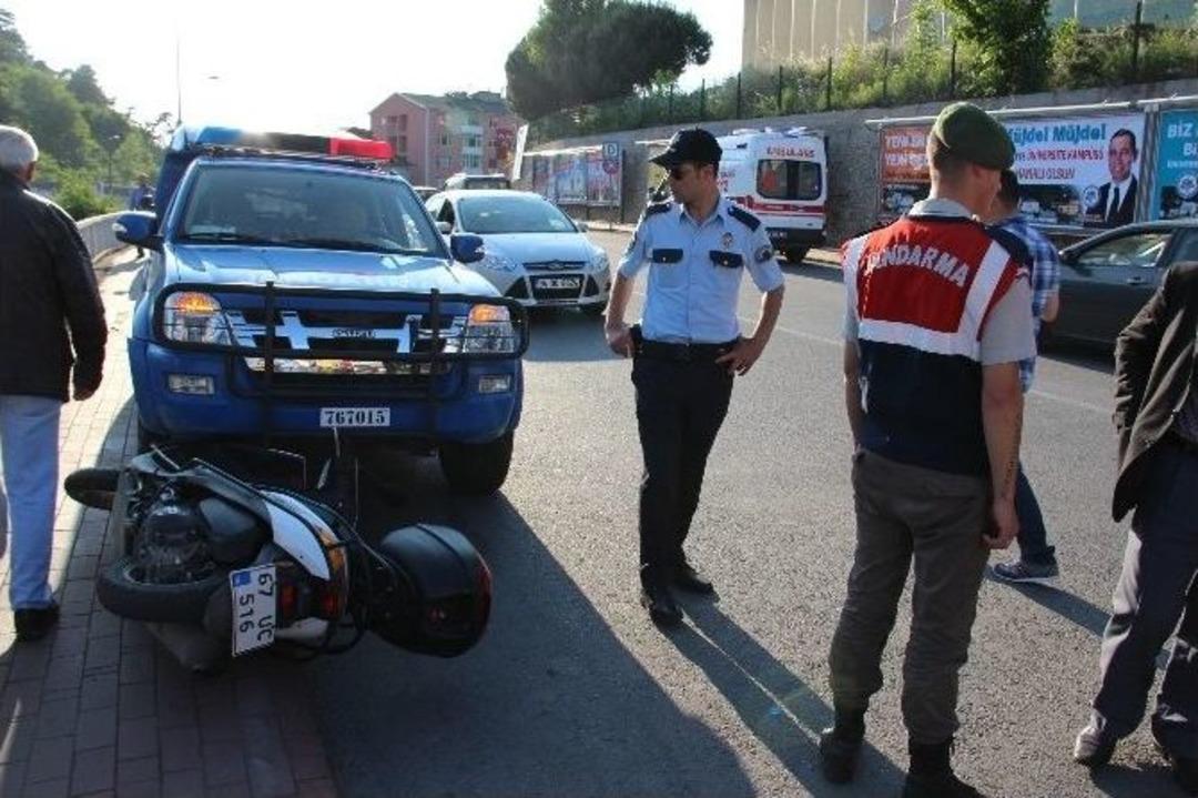 Devrilen Motosiklet Jandarma Aracının Altına Girdi: 1 Yaralı