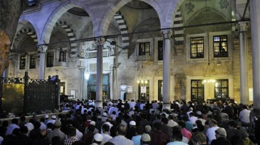 Berat Kandili Nedeniyle Vatandaşlar Camilere Akın Etti