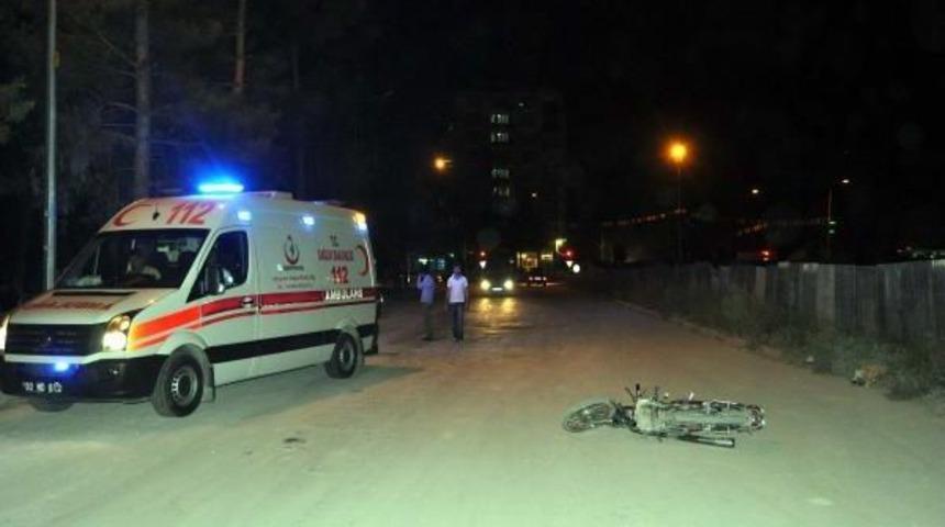 Devrilen Motosikletin Kasksız S&uuml;r&uuml;c&uuml;s&uuml; Yaralandı