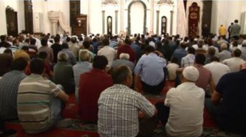 İzmir&rsquo;de Kandil Coşkusu Camileri Doldurdu