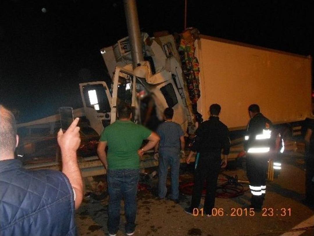 Osmaneli&rsquo; De Karpuz Y&uuml;kl&uuml; Kamyon Bariyerlere &Ccedil;arptı 1 &Ouml;l&uuml; 1 Yaralı