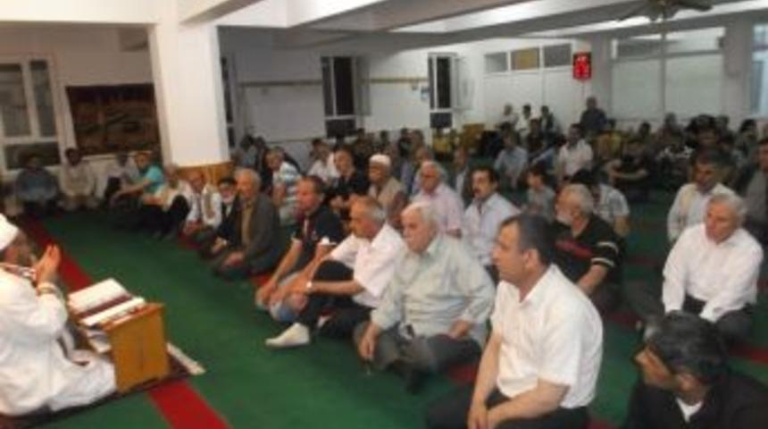 Berat Kandili&rsquo;nde Eller Semaya Kalktı