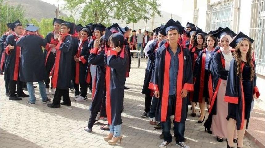 Savur Nuri Cıngıllıoğlu Anadolu Lisesi&rsquo;nde Mezuniyet Sevinci