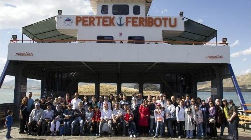 &Ouml;ğrenci Ve &Ouml;ğretim G&ouml;revlileri Feribotla Baraj G&ouml;l&uuml;n&uuml; Gezdi