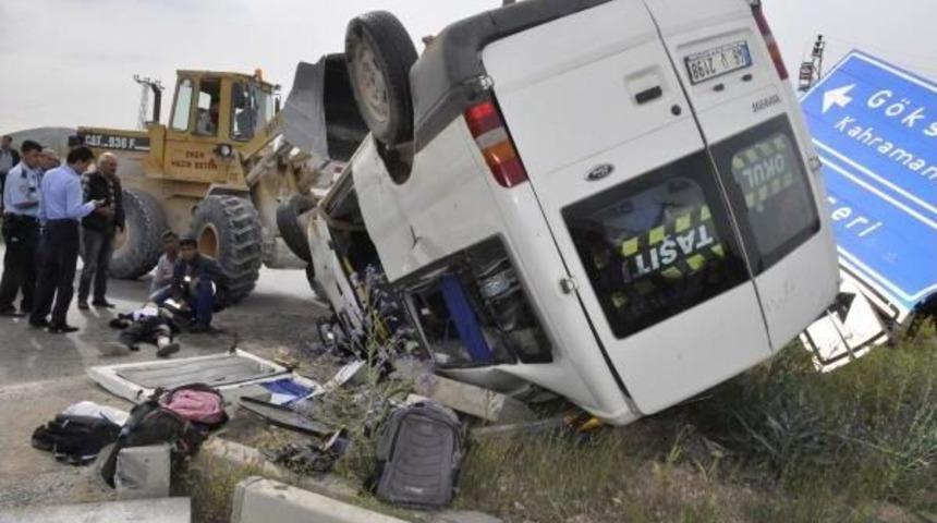 Öğrenci Servis Minibüsü Ile Otomobil Çarpıştı: 16 Yaralı