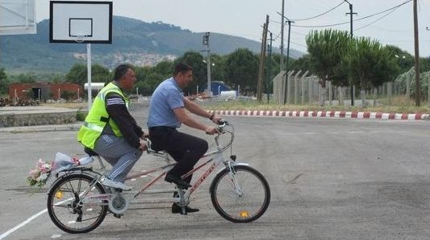 Kaymakam G&ouml;rme Engelliyi Bisiklet İle Gezdirdi