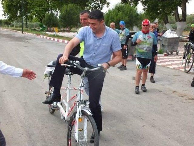 Kaymakam G&ouml;rme Engelliyi Bisiklet İle Gezdirdi 1