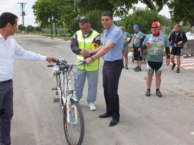 Kaymakam G&ouml;rme Engelliyi Bisiklet İle Gezdirdi 2