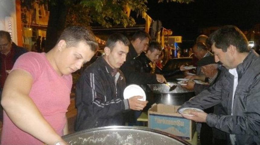 Başkan &Ccedil;alışkan, Kandil Helvası Dağıttı