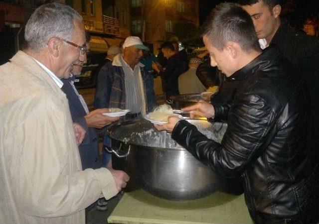 Başkan &Ccedil;alışkan, Kandil Helvası Dağıttı 1