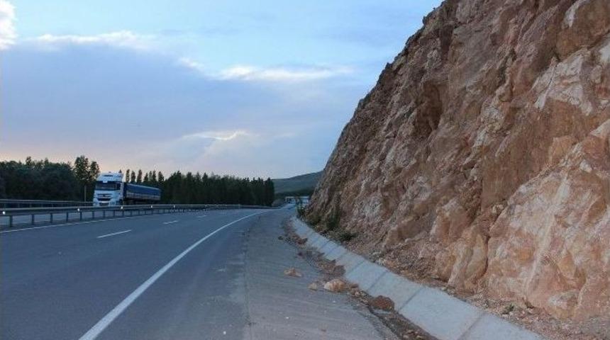 Karayoluna D&uuml;şen Kayalar Tehlike Sa&ccedil;ıyor